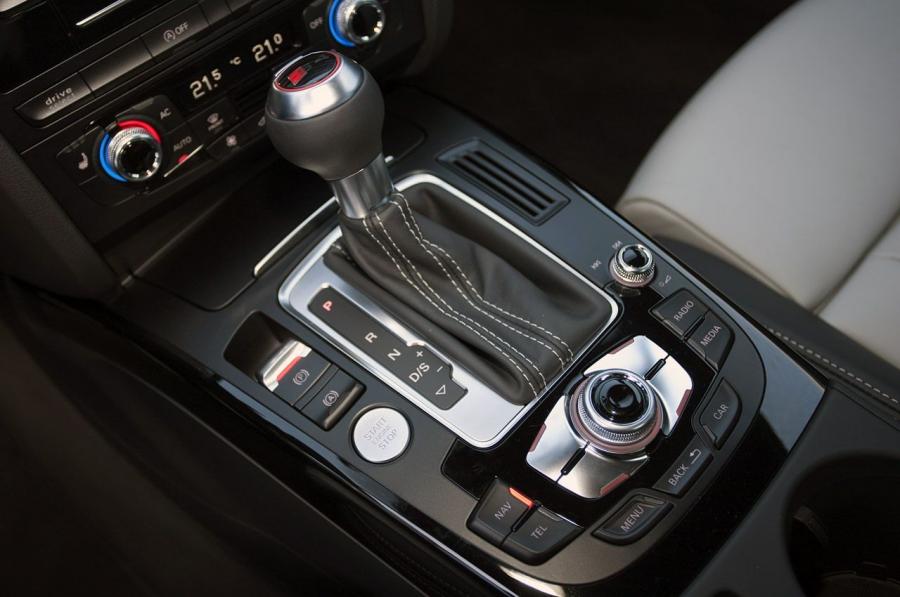 Детали интерьера Audi S4 Sedan (B8, 8K) 2012 года  (WW) (фото 23 из 62)